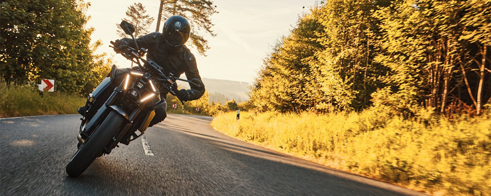 Motorradfahrer auf Landstraße